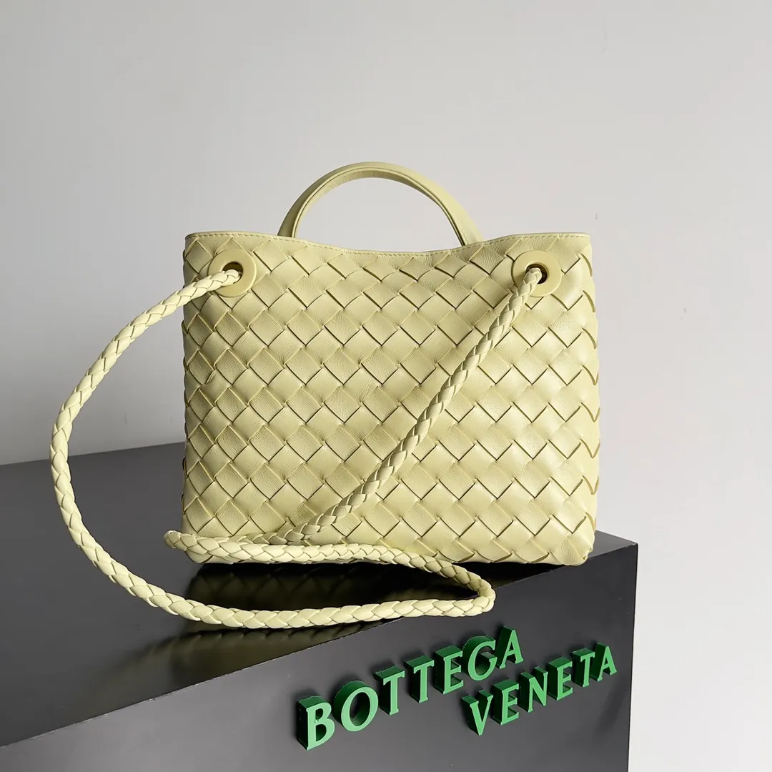 The 2023 new Andiamo batch of 1860 BV has been shipped‼ ️Really popular🔥The new Andiamo woven handbag launched by Bottega Veneta this season is really popular all over the world! ! Celebrities at home and abroad have worn it, and Oscar-winning actress Michelle Yeoh has taken it out on the street. Song Jia, Trai Yara, Yu Feihong, Sanji Ayaka, Rosie Hunting-Whiteley, Yoshioka Riho, etc. have all picked up this bag. It is classic and versatile, showing off its temperament, and the bag capacity is also large, which is very convenient for daily commuting! ! A variety of carrying methods, the shoulder straps can be adjusted by yourself, the original lambskin feels soft and delicate, and the neutral style is made to break gender boundaries and bring a more practical and longer-lasting use experience. Andiamo, which has both elegant and casual styles, perfectly interprets the true appearance of "fashionable old money style". Style number: 743568 Size: 25*22*10.5cm